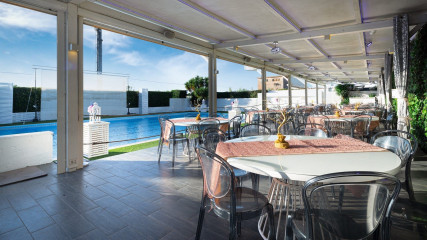 J.T. Cafè: Sala bordo piscina